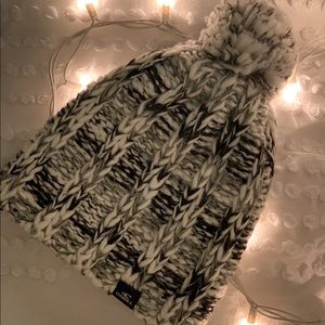 O’Neill lined pom-pom hat